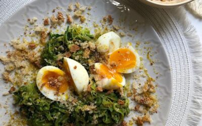 SPAGHETTI DI ZUCCHINE CON UOVA BARZOTTE E CRUMBLE DI PANE TOSTATO