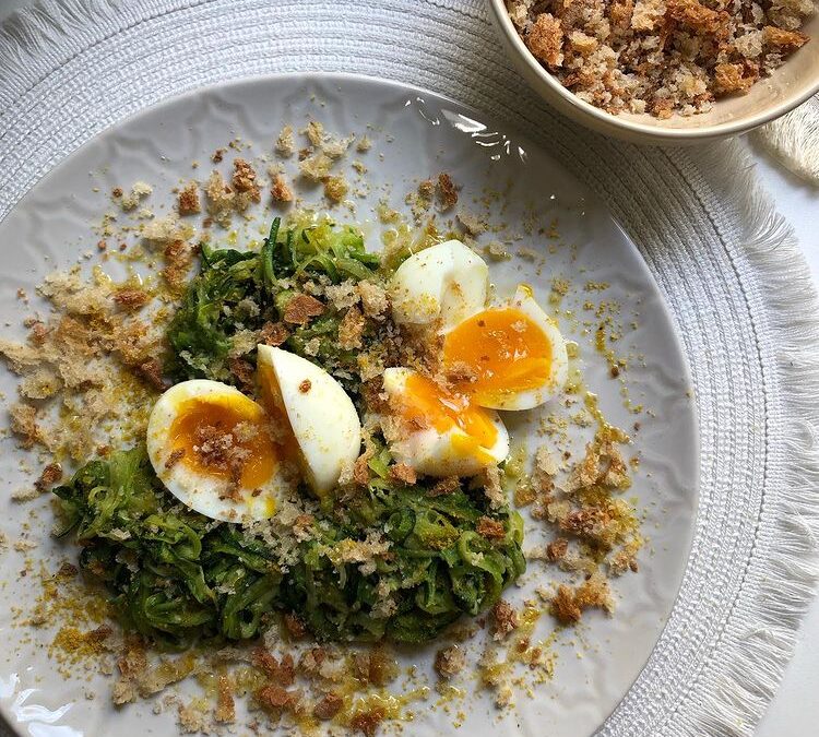 SPAGHETTI DI ZUCCHINE CON UOVA BARZOTTE E CRUMBLE DI PANE TOSTATO
