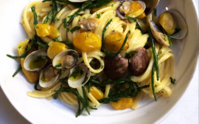 Linguine di semola di grano duro alle vongole, datterini gialli e salicornia