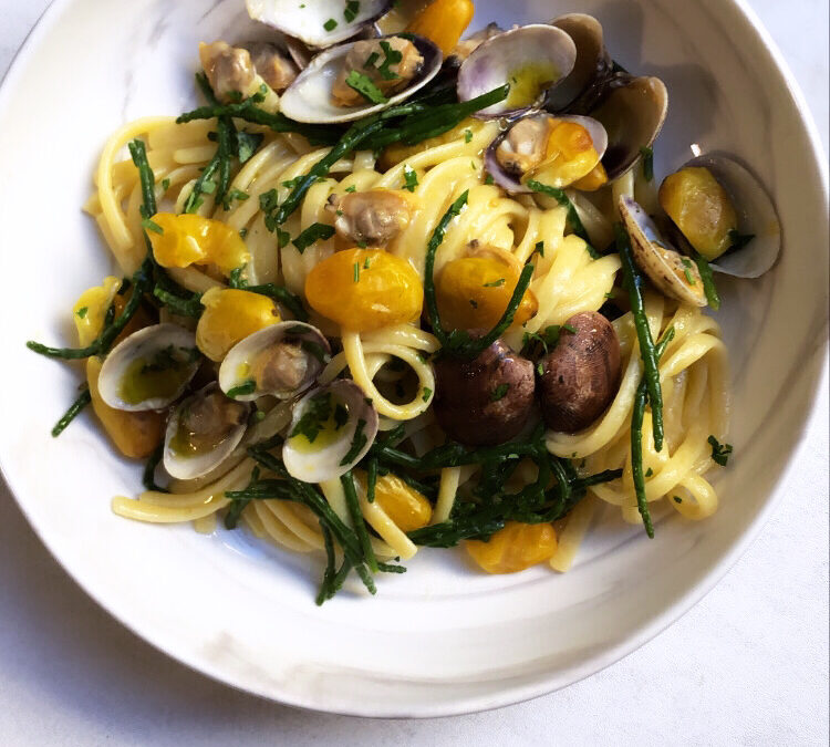 Linguine di semola di grano duro alle vongole, datterini gialli e salicornia