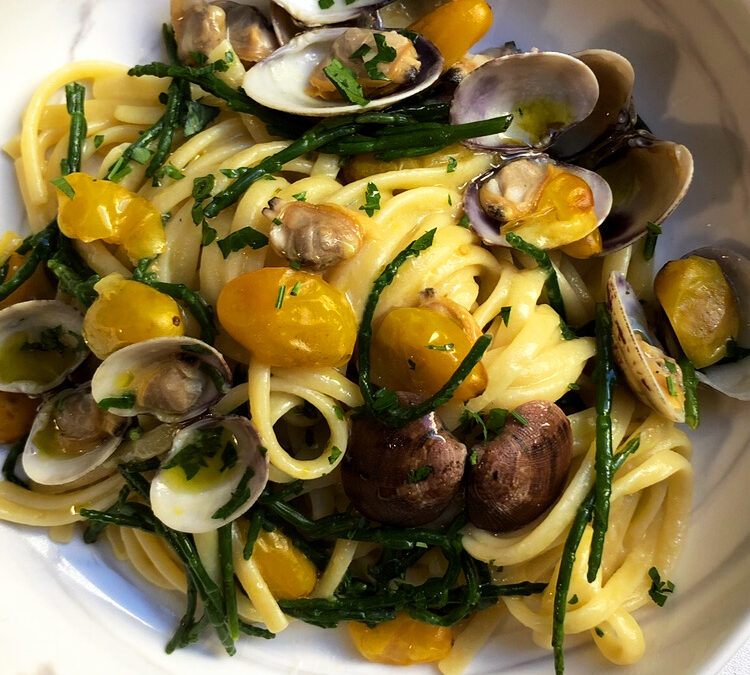 LINGUINE CON VONGOLE, DATTERINI GIALLI E SALICORNIA