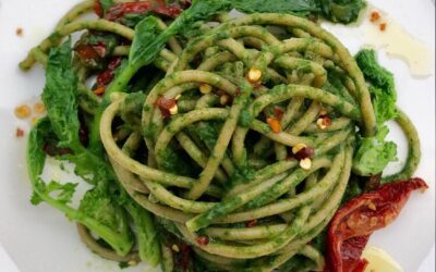 PASTA INTEGRALE CON PESTO DI CIME DI RAPA, ANACARDI E JULIENNE DI POMODORI SECCHI