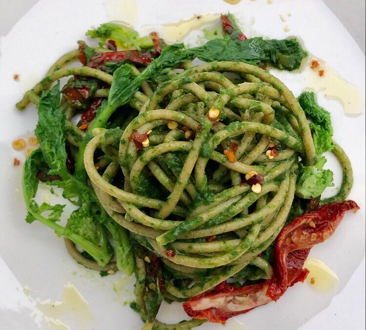 PASTA INTEGRALE CON PESTO DI CIME DI RAPA, ANACARDI E JULIENNE DI POMODORI SECCHI