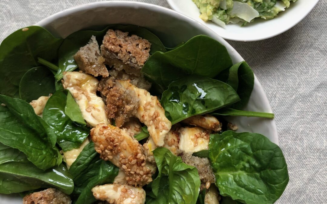 BOWL SPINACINI, POLLO AL SESAMO E CREMA DI AVOCADO AL COCCO