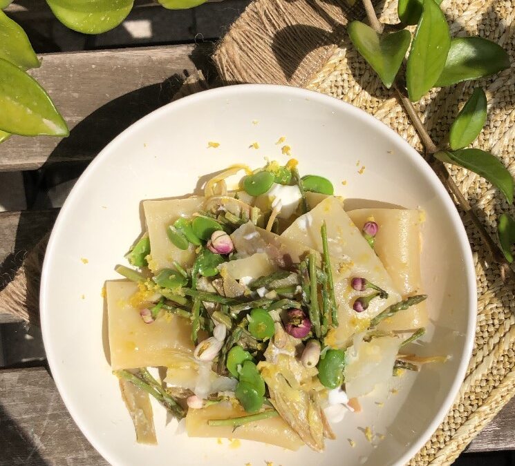 PACCHERI FAVE, ASPARAGI SELVATICI, CARCIOFI E “PECORINO VEG”