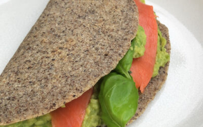 PIADINETTA CON MAIONESE DI AVOCADO E SALMONE SELVAGGIO