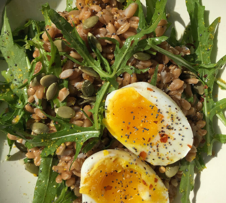 FARRO INTEGRALE CON RUCOLA SELVATICA E UOVO BARZOTTO