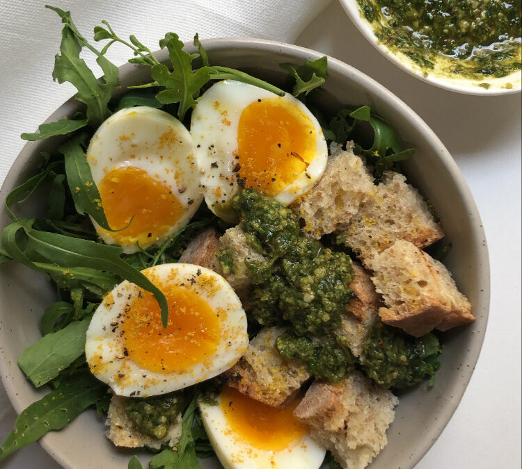 CIOTOLA VERDE CON UOVA BARZOTTE, PANE TOSTATO E PESTO