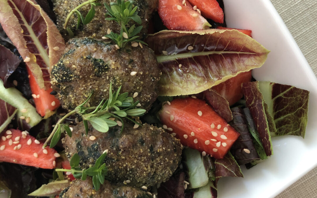 BOWL CON POLPETTINE ED INSALATA PRIMAVERILE